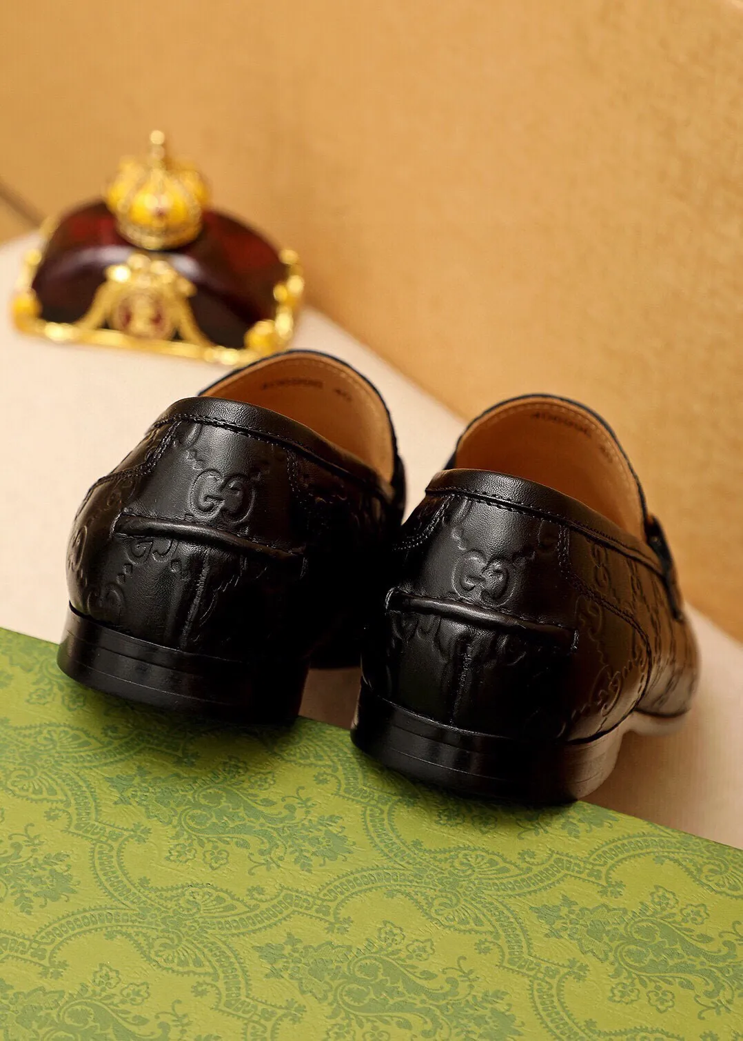 Men's shoes 💰480 💐 Product trademark: GUCCI "Gucci" casual leather shoes Regular size: 38-45 (45.46🉑️customized) Product materials: Selected imported first-layer calfskin embossed upper + luxury hardware buckle, imported cowhide leather lining. Strong three-dimensional visual effect, original outsole color: 2 colors available